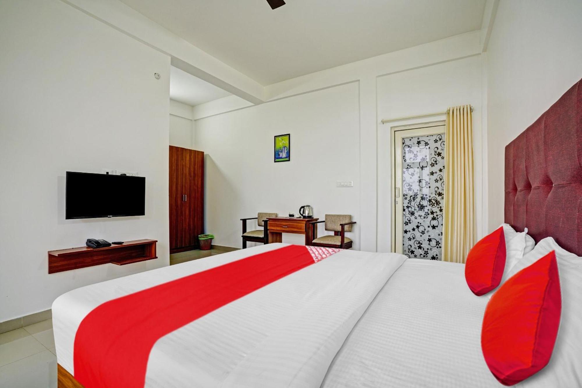 Oyo Flagship 81260 Star Lights Hotel Munnar Exterior photo